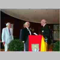 592-1370 Hauptkreistreffen 2004 Bad Nenndorf. Guenter Joswich aus Wehlau erhaelt das Ehrenzeichen des Kreises Wehlau in Gold..jpg